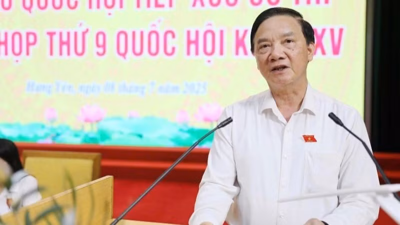 Nguyen Khac Dinh, Vice Chairman of the National Assembly, speaks at the meeting with voters in Hung Yen Province.