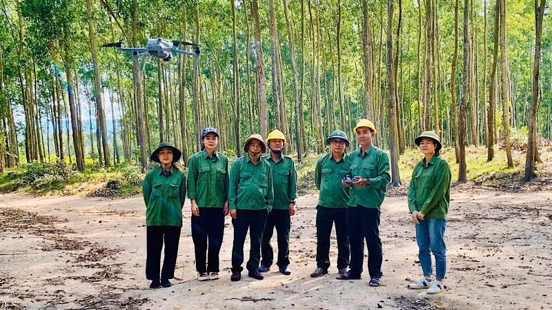 Using drones to patrol forests at Song Kon Forestry Company Limited. (Photo: GIZ/VU THANH)