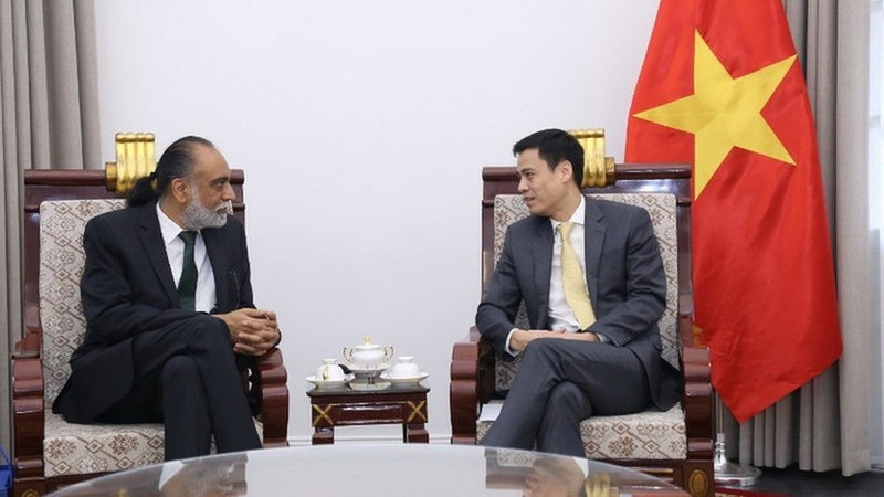 Deputy Minister of Foreign Affairs Dang Hoang Giang (right) and UN Under-Secretary-General and Special Envoy of the UN Secretary-General for Digital and Emerging Technologies Amandeep Singh Gill at their meeting on January 16 (Photo: VNA)