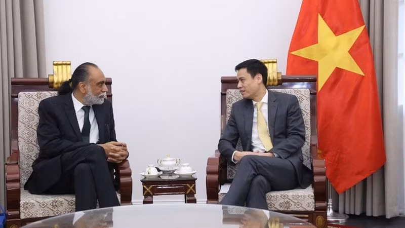 Deputy Minister of Foreign Affairs Dang Hoang Giang (right) and UN Under-Secretary-General and Special Envoy of the UN Secretary-General for Digital and Emerging Technologies Amandeep Singh Gill at their meeting on January 16 (Photo: VNA)