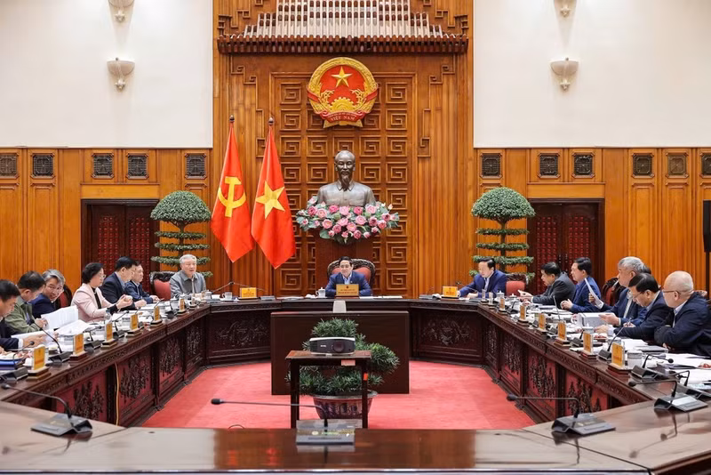 Prime Minister Pham Minh Chinh chairs a meeting of standing Government members in Ha Noi on January 17 to discuss the development of a National Strategy on Rare Earths (Photo: VNA)