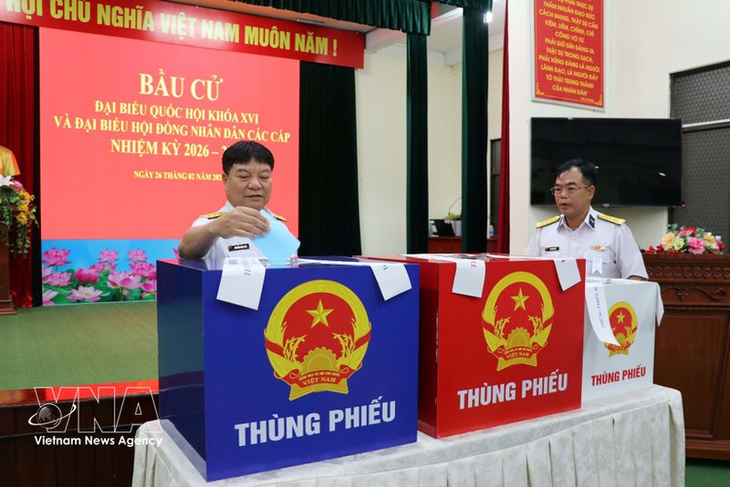 Voters cast their ballots at Polling Station No. 1 at the headquarters of Naval Flotilla 129 in Phuoc Thang ward, Ho Chi Minh City, on February 26 morning. (Photo: VNA)
