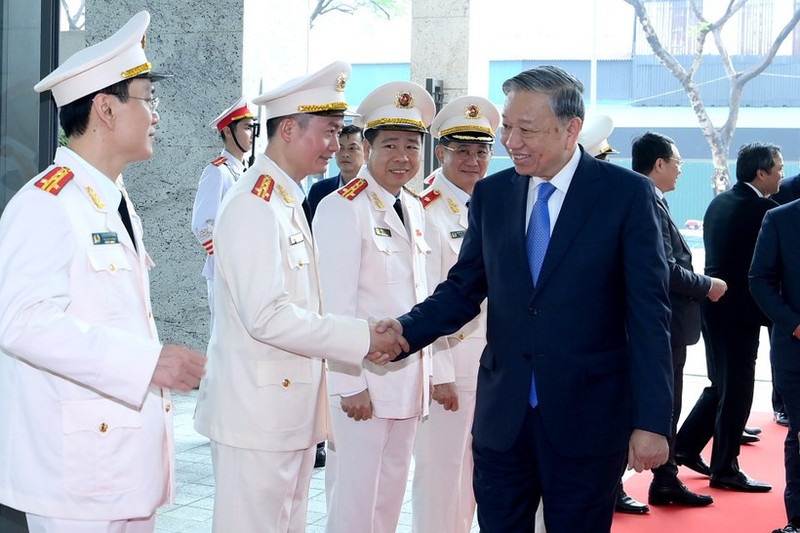 Party General Secretary To Lam and officers of the Ministry of Public Security’s Investigation Security Agency (A09) during his visit to the unit on February 26. (Photo: NDO)