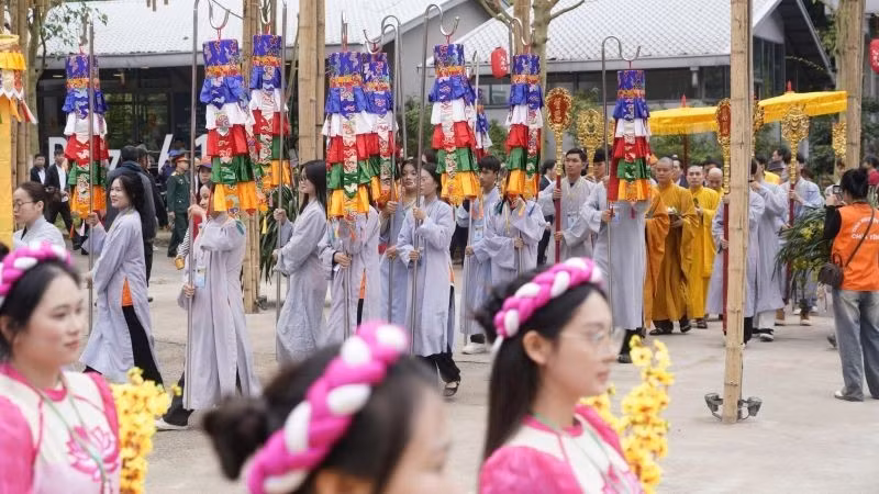 The procession on the opening day of the festival. 