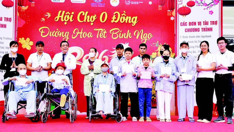K Hospital brings the Tet holiday atmosphere to patients receiving treatment at all facilities in Ha Noi. (Photo: GIANG NAM)