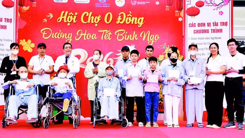K Hospital brings the Tet holiday atmosphere to patients receiving treatment at all facilities in Ha Noi. (Photo: GIANG NAM)