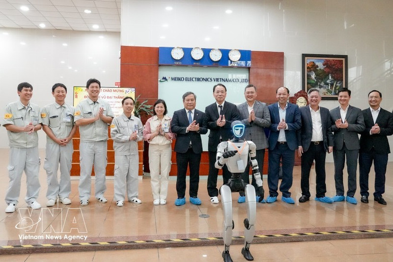 Chairman of the Ha Noi People’s Committee Vu Dai Thang (6th from left) visits Samsung Viet Nam R&D centre in the Tay Ho Tay urban area, Xuan Dinh ward, on February 25. (Photo: VNA)