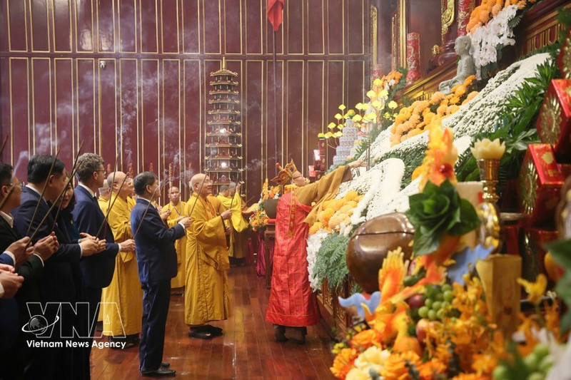 Officials and Buddhist monks and nuns offer incense at the opening ceremony of the Yen Tu Spring Festival 2026 on February 26. (Photo: VNA)