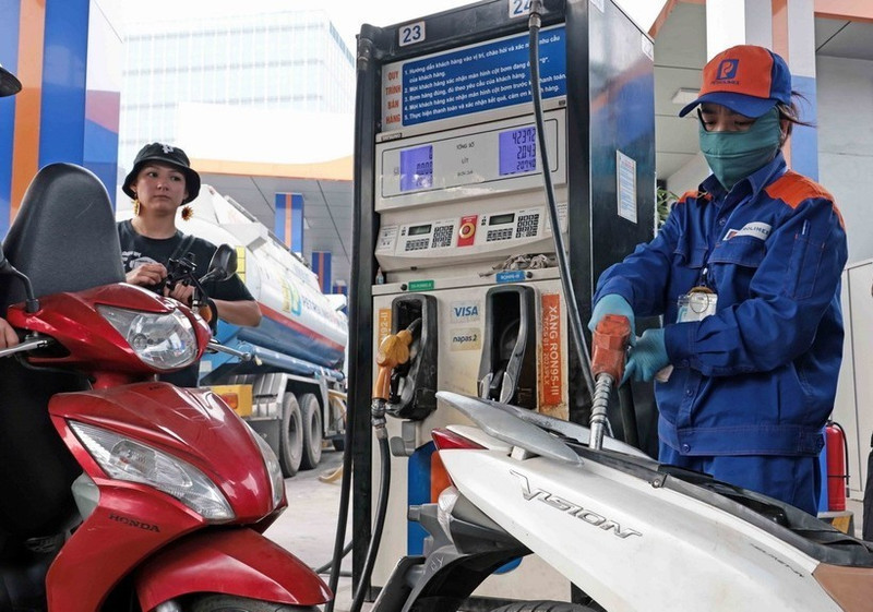 Since the beginning of 2026, domestic fuel prices have undergone nine revisions, with RON 95 and E5RON92 prices rising five times and falling four times. (Photo: VNA)