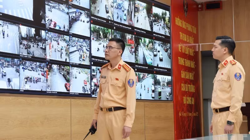 On-duty traffic police officers handling situations at the Traffic Control Centre. (Photo: Ha Tien)