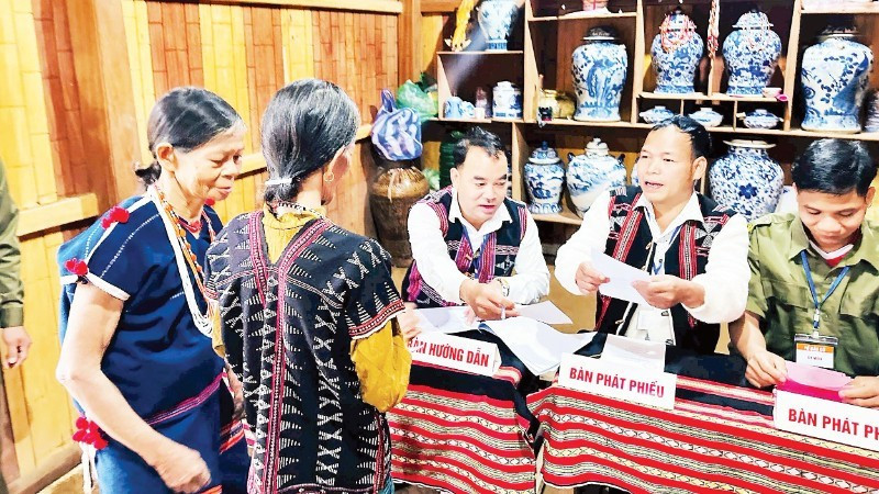 Voters in A’ur Village, Avuong Commune (Da Nang) were welcomed and guided on how to exercise their right to vote. (Photo: Da Nang City Election Committee)