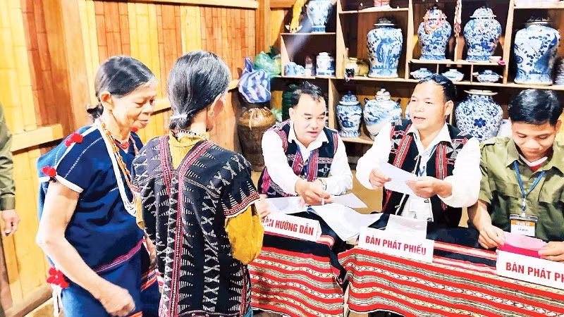 Voters in A’ur Village, Avuong Commune (Da Nang) were welcomed and guided on how to exercise their right to vote. (Photo: Da Nang City Election Committee)