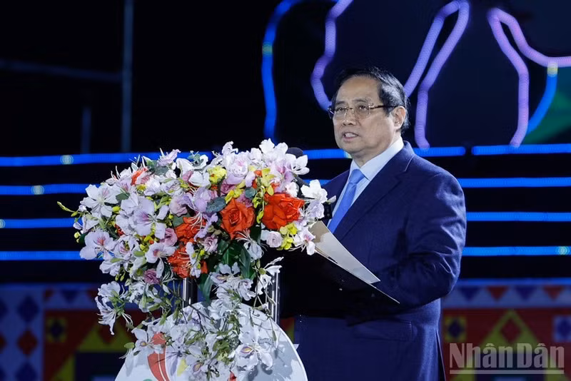 PM Pham Minh Chinh speaks at the opening ceremony of the Ban Flower (Bauhinia) Festival 2026 in Dien Bien province on March 8 evening. (Photo: VGP)