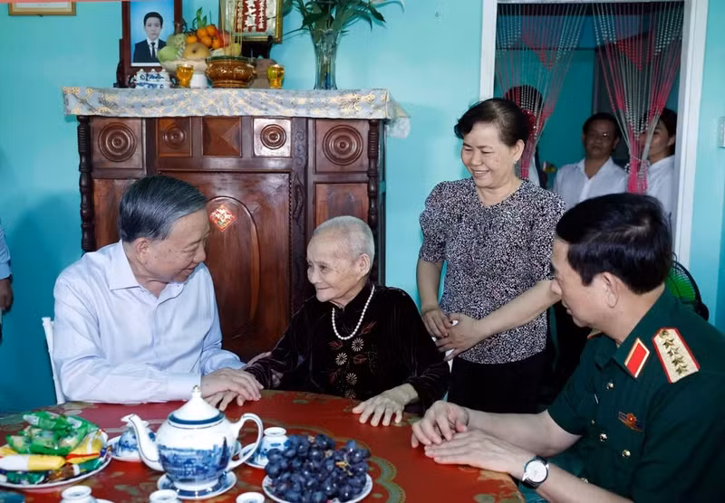 Party General Secretary and State President To Lam visits Heroic Vietnamese Mother Huynh Thi Lo in Tan An Hoi commune, Ho Chi Minh City. (Photo: VNA)