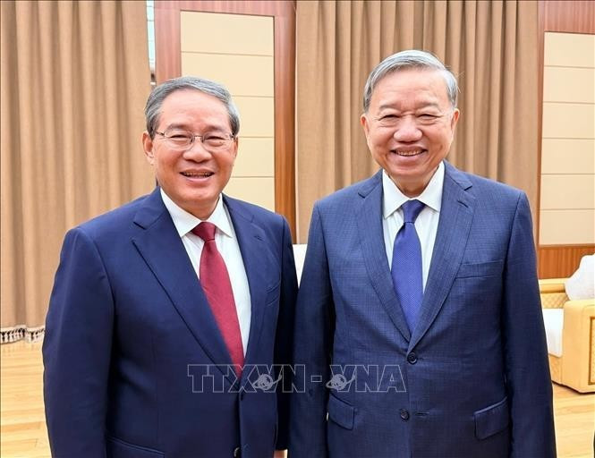 General Secretary of the Communist Party of Viet Nam (CPV) Central Committee To Lam (right) meets with Chinese Premier Li Qiang, who is also a member of the Standing Committee of the Political Bureau of the Communist Party of China (CPC) Central Committee, in Pyongyang on October 9. (Photo: VNA)