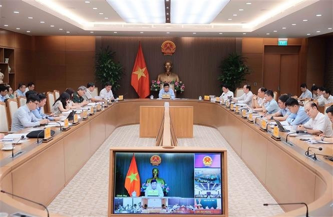 Deputy Prime Minister Nguyen Chi Dung chairs the first meeting of the inter-agency task force for coordinating smart city construction and development in Hanoi on July 16. (Photo: VNA)