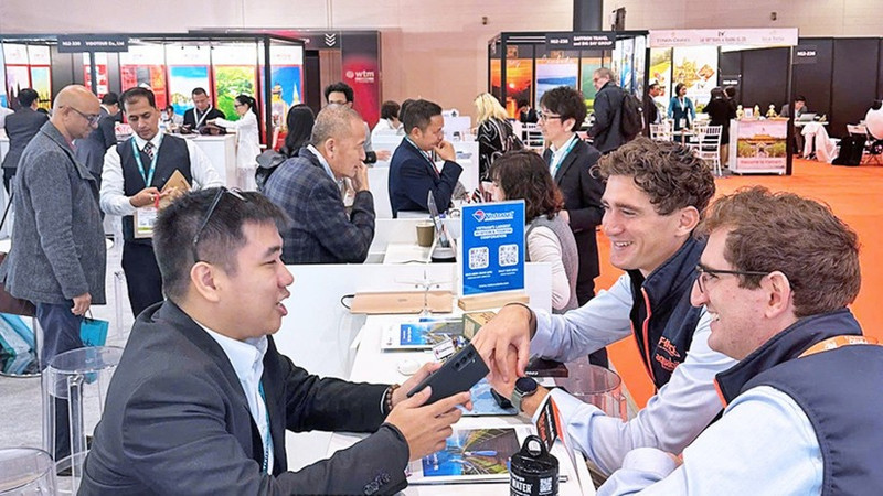 The Vietnamese booth at WTM London 2024 attracts the attention of many international businesses and partners. (Photo: TITC)