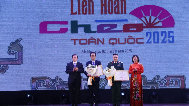 Deputy Minister of Culture, Sports and Tourism Ta Quang Dong and Permanent Vice Chairwoman of the Bac Ninh Provincial People’s Council Tran Thi Hang award Gold Medals to two plays from the Army Cheo Theatre and the Bac Ninh Cheo Theatre.