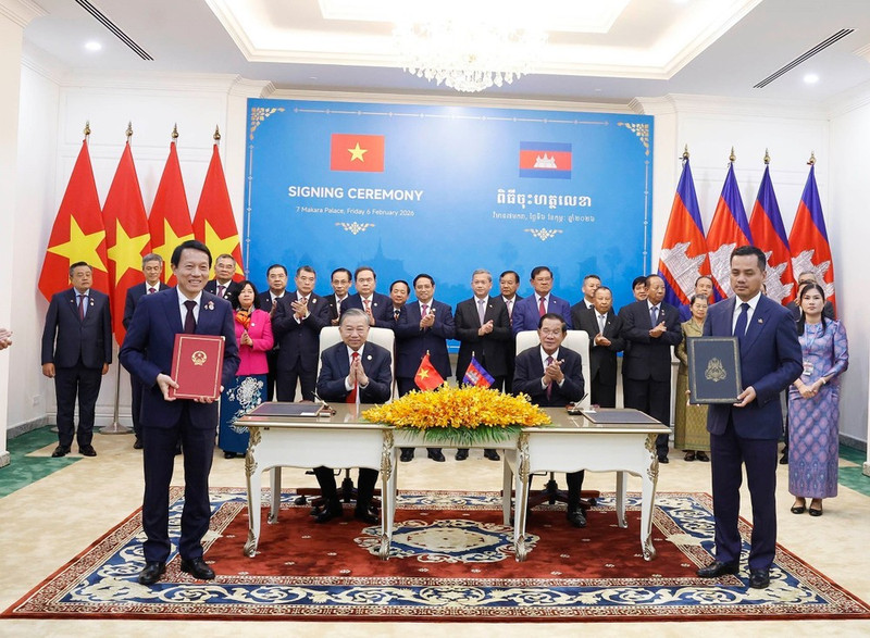 Party General Secretary To Lam and CPP President Hun Sen witness the exchange of the 2026 cooperation plan between the Vietnamese Ministry of Public Security and the Cambodian Ministry of Interior. (Photo: VNA)