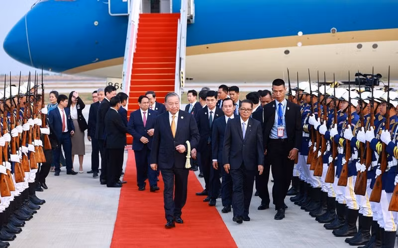 General Secretary of the Communist Party of Viet Nam (CPV) Central Committee To Lam and a high-ranking Vietnamese delegation arrive in Techo International Airport in Phnom Penh (Photo: VNA)
