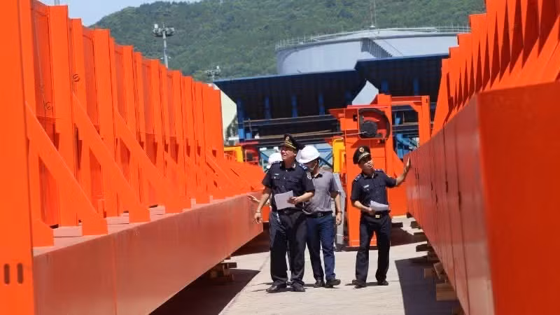 Customs forces carry out inspection and supervision procedures for export and import goods.