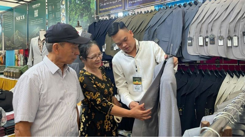 Enterprises and craft village cooperatives promote trade effectively at the Autumn Fair.