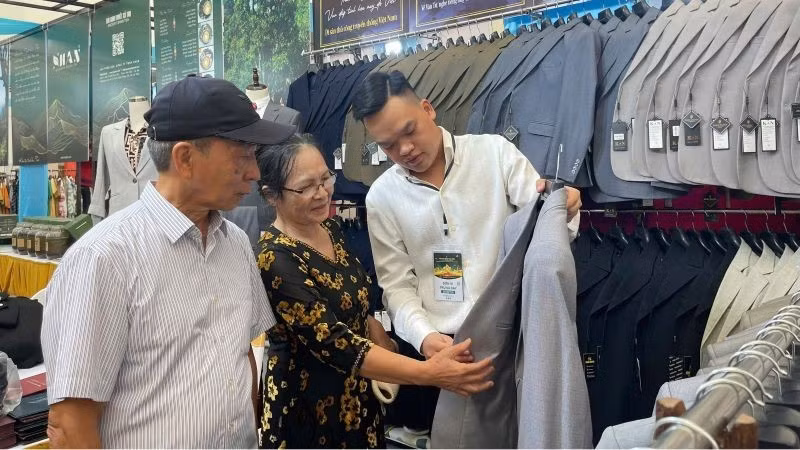 Enterprises and craft village cooperatives promote trade effectively at the Autumn Fair.