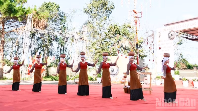 Artisans from Bac Binh commune perform at the closing ceremony of the first Lam Dong provincial Gong Club Festival in 2025.