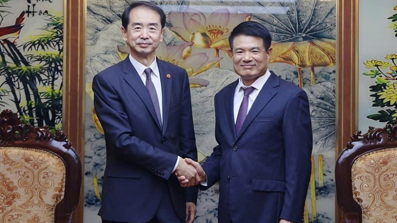 Supreme People’s Procuratorate Chief Prosecutor Nguyen Huy Tien and He Wei, Ambassador Extraordinary and Plenipotentiary of the People’s Republic of China to Viet Nam.