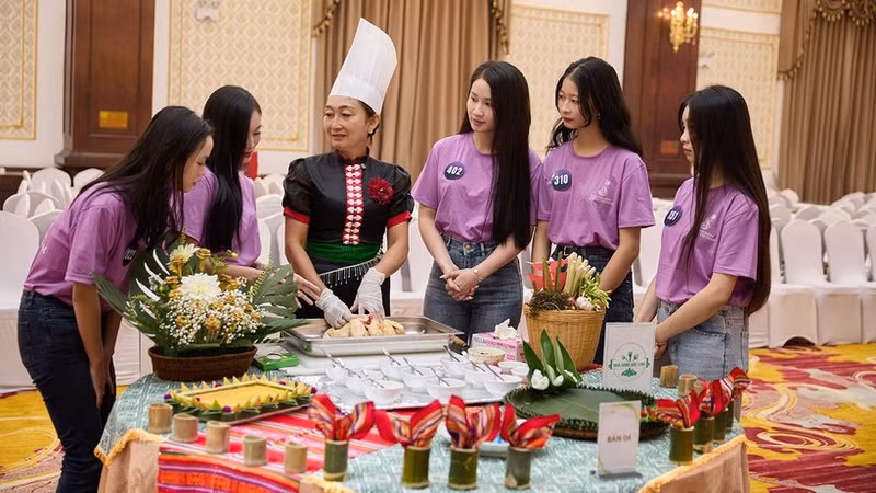 Contestants learn to cook dishes with chefs from famous restaurants. (Photo courtersy of the Organising Committee)