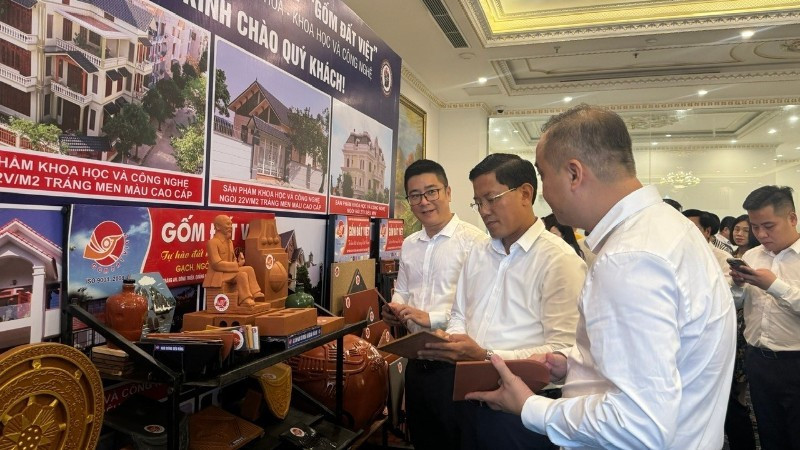 Visitors to the booth of Dat Viet Ceramic Joint Stock Company.