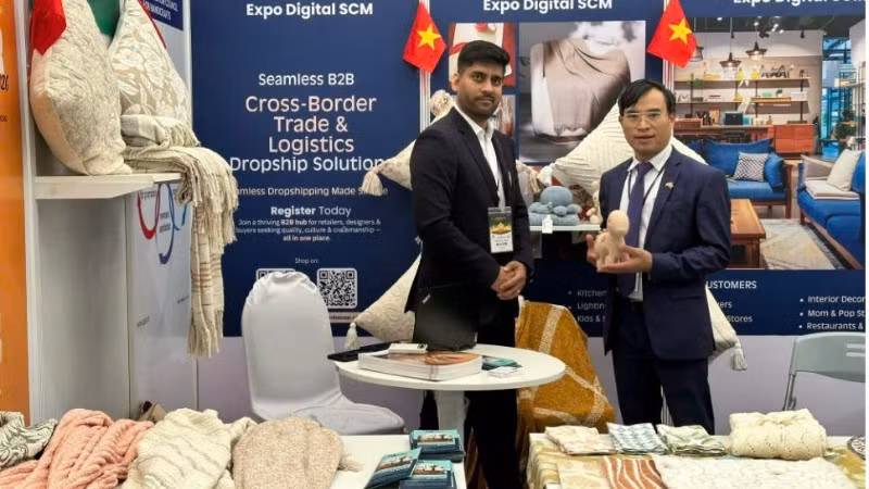 Commercial Counselor Bui Trung Thuong at a booth displaying Indian handicraft products at the first Autumn Fair - 2025.