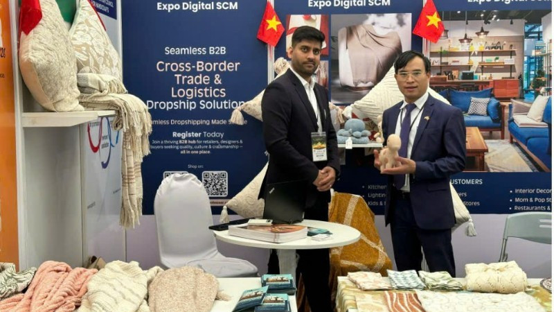 Commercial Counselor Bui Trung Thuong at a booth displaying Indian handicraft products at the first Autumn Fair - 2025.