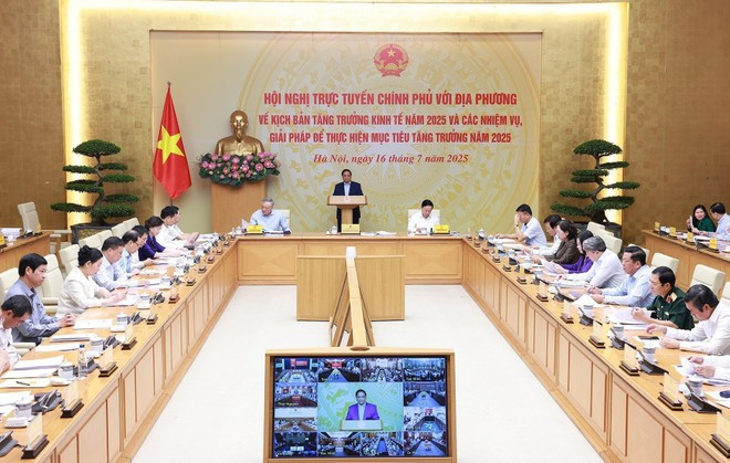 PM Pham Minh Chinh orders participants to find out ways to ensure economic expansion and strengthen national defence and security. (Photo: VNA)