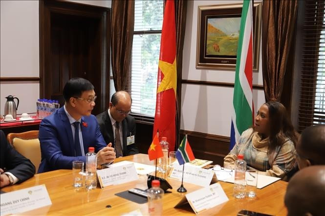 National Assembly (NA) Vice Chairman Vu Hong Thanh meets with Chairperson of the National Council of Provinces Refilwe Mtshweni-Tsipane. (Photo: VNA)