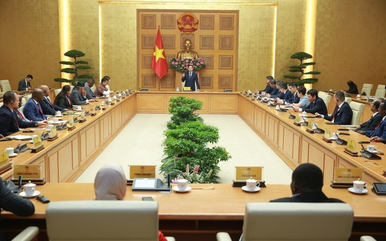 The meeting between Deputy Prime Minister Tran Hong Ha and the delegation of international agriculture ministers and senior officials on July 15. (Photo: VNA)