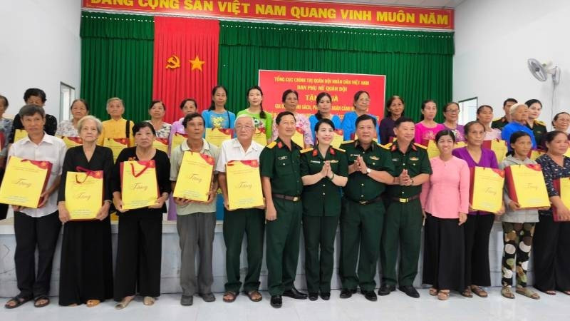 The working group of the Military Women’s Committee presents gifts to policy families and women in difficult circumstances in Vinh Long province. (Photo: HOANG TRUNG)