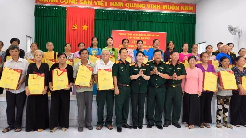 The working group of the Military Women’s Committee presents gifts to policy families and women in difficult circumstances in Vinh Long province. (Photo: HOANG TRUNG)