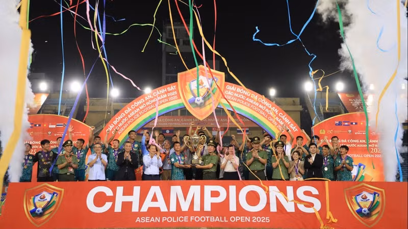 Viet Nam People’s Police Team II secures a convincing 4-0 victory over Cambodia in the final.