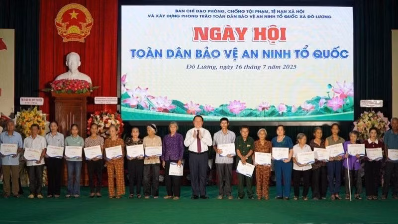 Politburo member Nguyen Trong Nghia presents gifts to disadvantaged households in Do Luong Commune.