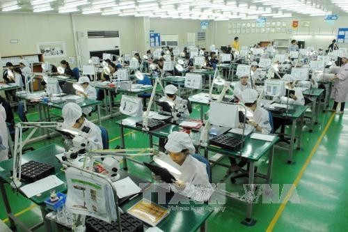 Electronic components production line at Flexcom Viet Nam Co., Ltd. in Yen Phong Industrial Park, Bac Ninh province (Photo: VNA)