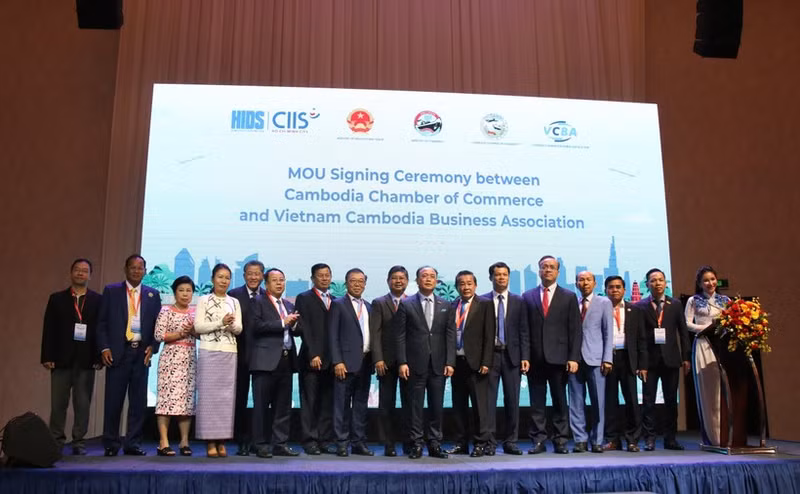 The Viet Nam–Cambodia business connectivity conference held in Ho Chi Minh City on July 15 aims at boosting trade and investment between the two economies. (Photo: VNA)