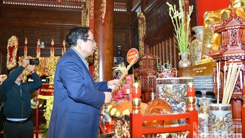 At the Ho Chi Minh Memorial House within the E2 Hill historical site, PM Chinh and the delegation laid flowers and offered incense to commemorate and express their boundless gratitude to great President Ho Chi Minh – a national hero and a great man of culture - who dedicated his whole life to the country and the people. (Photo: NDO)