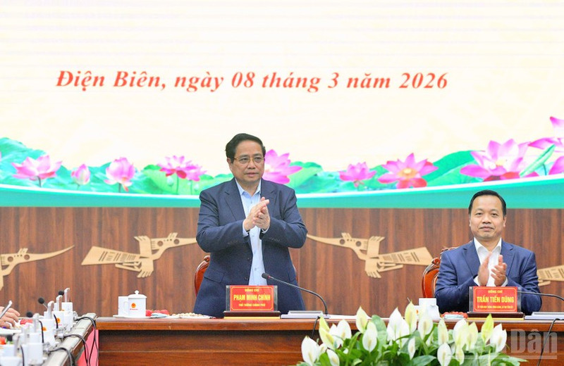 Prime Minister Pham Minh Chinh (L) at the working session with leaders of the Dien Bien provincial People’s Committee on March 8. (Photo: NDO)