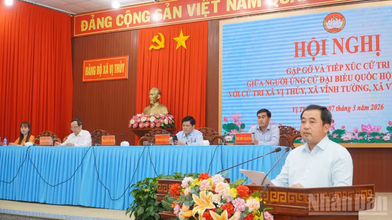 Politburo Member Tran Duc Thang, Minister of Agriculture and Environment, meets with voters in Constituency No.3, Can Tho City.