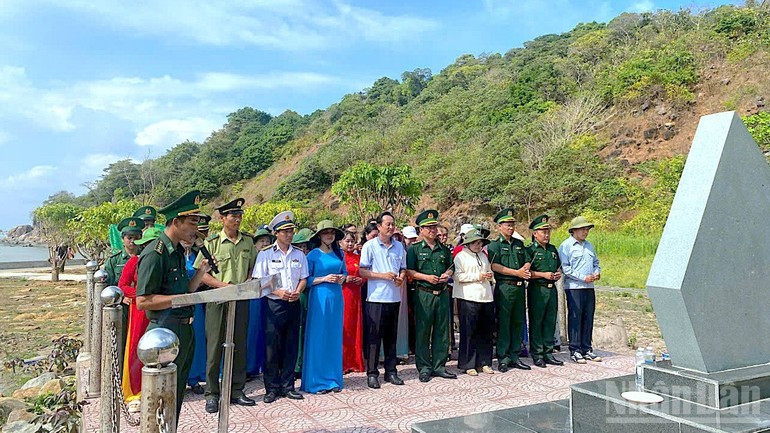 Representatives of officers and soldiers of the Hon Khoai Border Guard Post, along with women from Dat Mui Commune, participate in a solemn ceremony of offering incense and flowers at the monument commemorating the Hon Khoai Uprising.