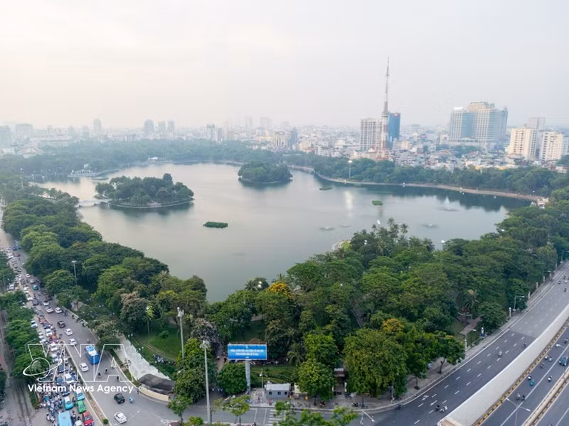 The green spaces of Thong Nhat Park help purify and regulate the climate in Ha Noi (Photo: VNA)