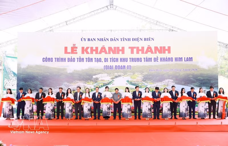 Prime Minister Pham Minh Chinh and delegates cut the ribbon to inaugurate the project to preserve and restore the Him Lam resistance centre relic site (Phase 2). (Photo: VNA)