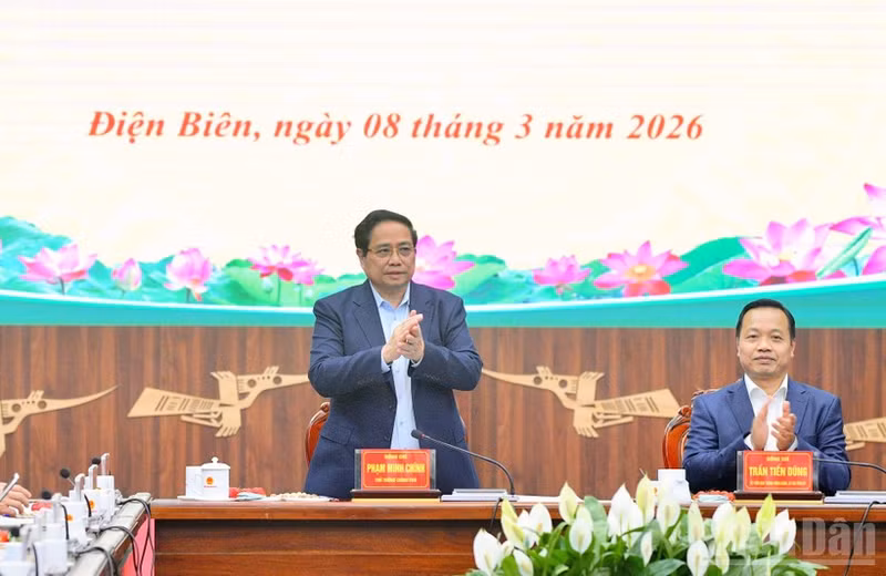 Prime Minister Pham Minh Chinh (L) at the working session with leaders of the Dien Bien provincial People’s Committee on March 8. (Photo: NDO)