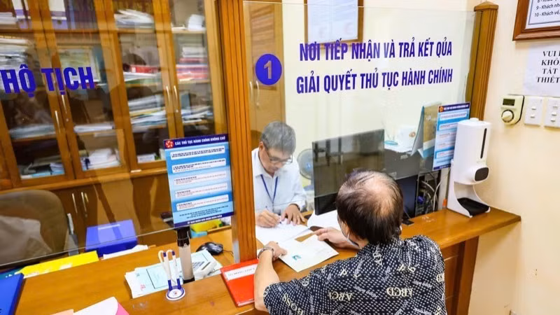 Simplifying administrative procedures based on data will reduce the time required to complete administrative procedures. (Photo: H.N)